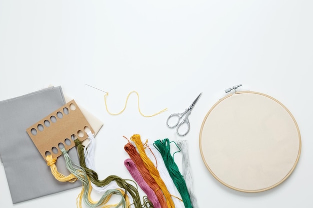 Zestaw do wyszywania na drewnianym stole